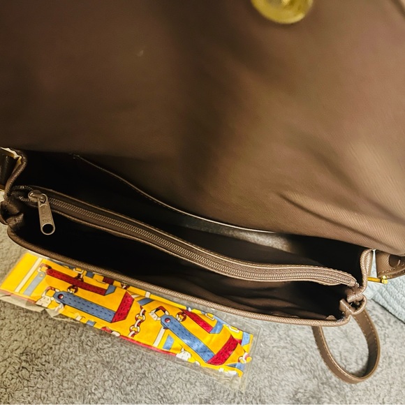 Burberrys sling bag  100% unthentic No bad smell No scratch No hardware stain - Picture 11 of 11